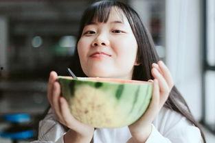 网红女孩拍照吃瓜视频
