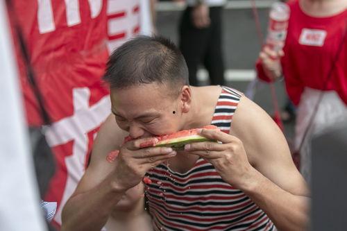 网红与吃瓜群众 议论文,吃瓜群众的围观与反思